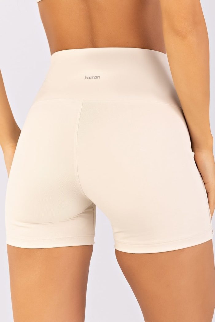 Short con Ribetes y Sin Cintura Aparente en el Frente (Off-White) - Imagen 2