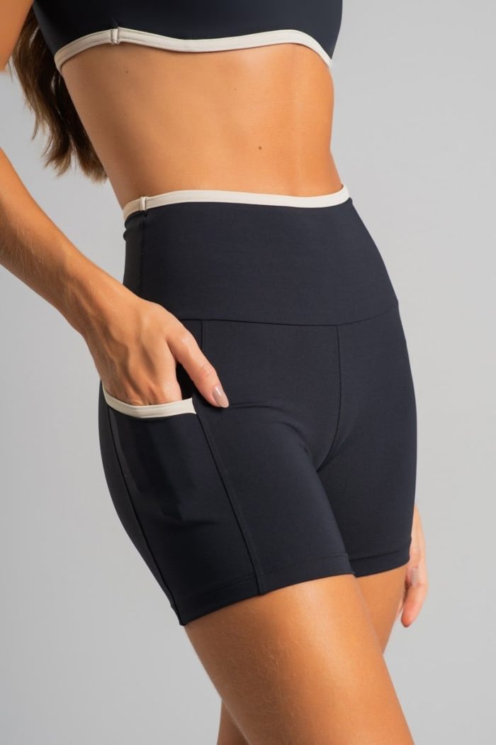 Short con bolsillos y pretina contrastante (Negro / Off-White) - Imagen 1