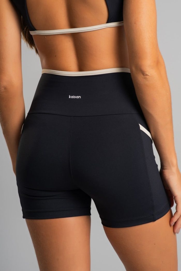 Short con bolsillos y pretina contrastante (Negro / Off-White) - Imagen 2
