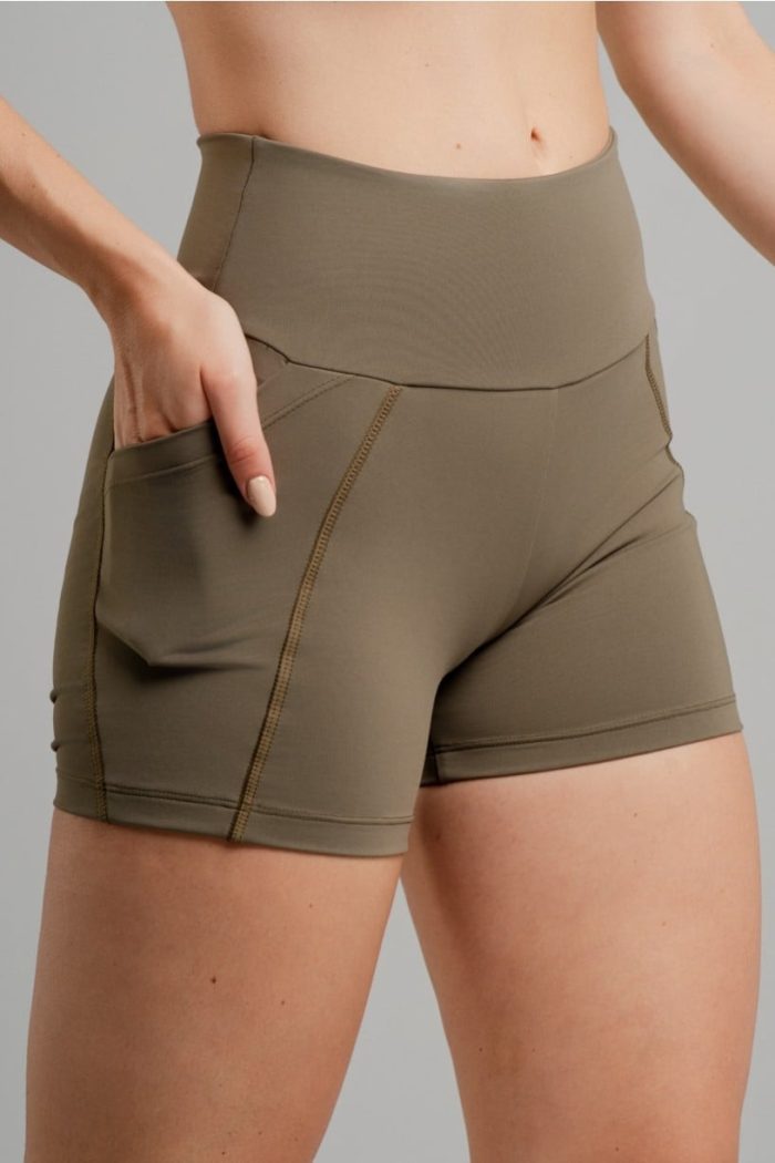 Short con bolsillos y cobertura (Oliva) - Imagen 1