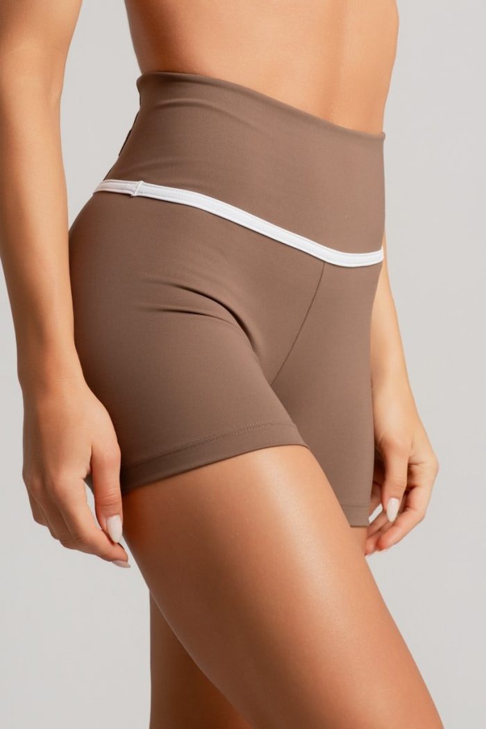 Short con Bolsillo en la Cintura y Detalles Contrastantes (Capuchino / Blanco) - Imagen 1