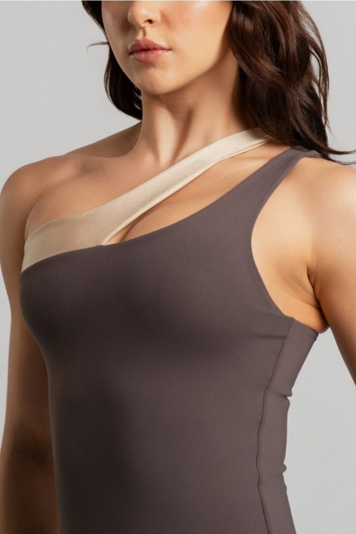 Enterizo Asimétrico con Apertura en el Hombro (Trufa / Champagne) - Imagen 3