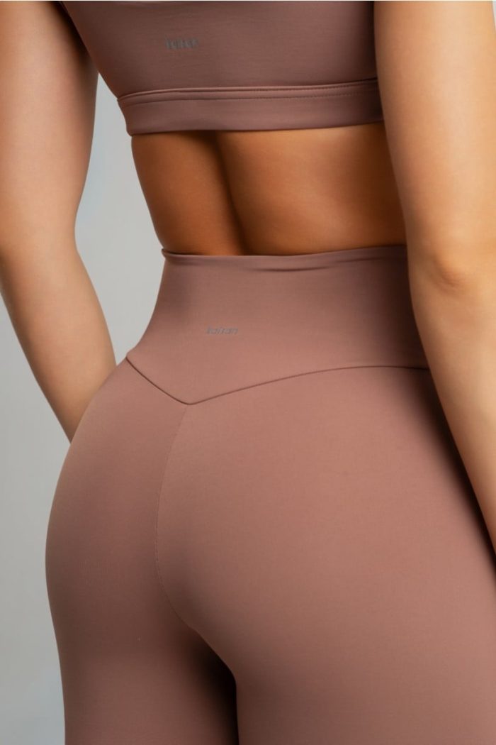 Calza legging con cintura cruzada y recorte (Canela) - Imagen 4