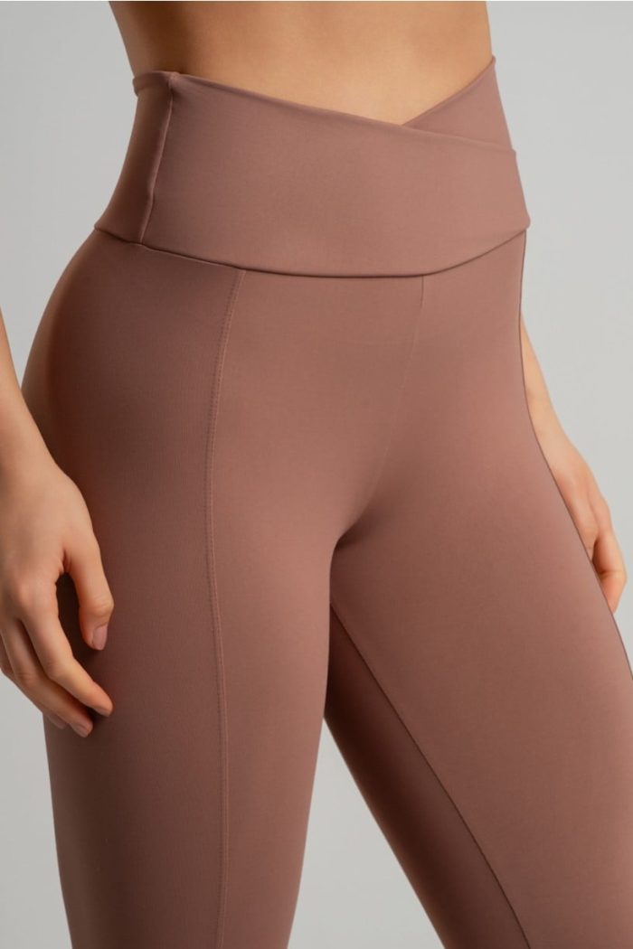 Calza legging con cintura cruzada y recorte (Canela) - Imagen 3