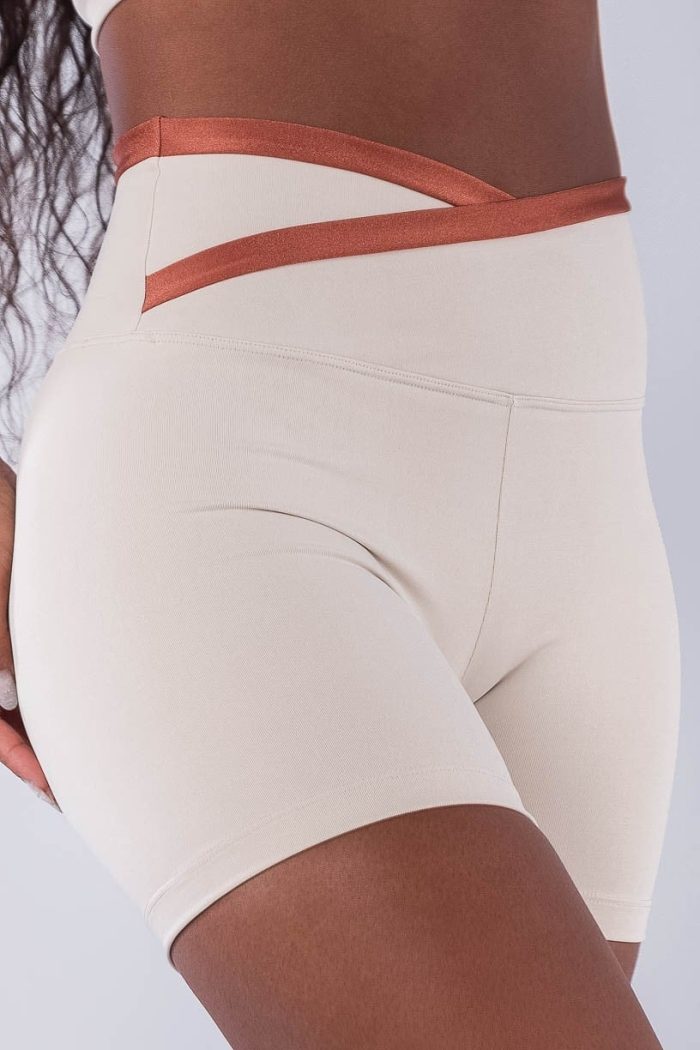 Short con Cintura Cruzada y Dobladillo (Beige / Cobre) - Imagen 1
