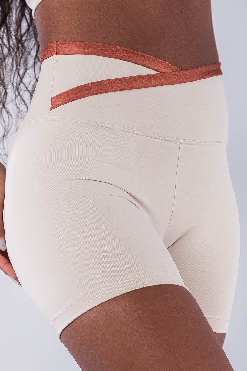 Short con Cintura Cruzada y Dobladillo (Beige / Cobre)