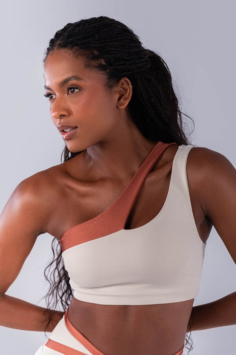 Top Asimétrico con Apertura en el Hombro (Beige / Cobre)